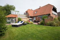 Garten und Terrasse für die Gäste der Ferienwohnung Backbord